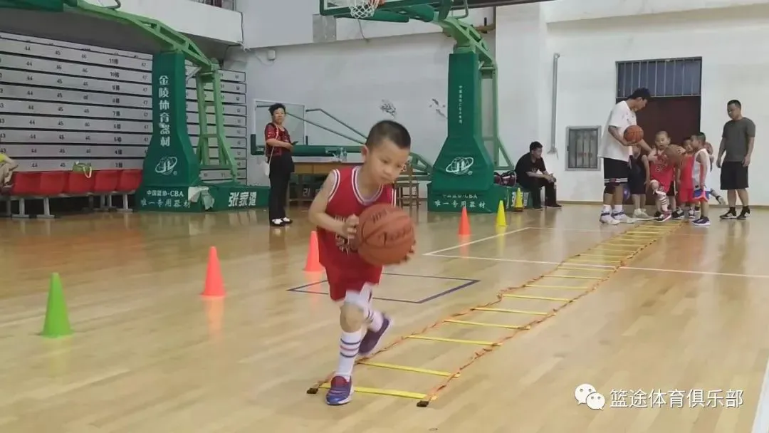 如何通过战术板改善篮球比赛中的防守策略_0